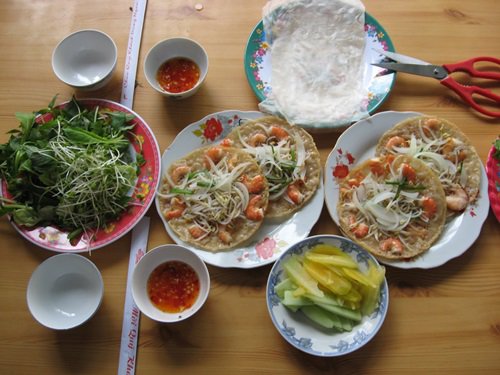 Nếu chẳng may gặp trận mưa lớn trước tiệm bánh xèo tôm nhảy, bạn đừng do dự và hãy ghé ngay vào quán. Bánh xèo gần như là món phải ăn trong những ngày mưa ở miền Trung hay mùa nước nổi miền Tây. Đĩa bánh xèo đầy tôm tươi cuốn với rau sống chấm mắm cay sẽ khiến thực khách nhanh chóng tỉnh táo trở lại. Nếu chẳng may gặp trận mưa lớn trước tiệm bánh xèo tôm nhảy, bạn đừng do dự và hãy ghé ngay vào quán. Bánh xèo gần như là món phải ăn trong những ngày mưa ở miền Trung hay mùa nước nổi miền Tây. Đĩa bánh xèo đầy tôm tươi cuốn với rau sống chấm mắm cay sẽ khiến thực khách nhanh chóng tỉnh táo trở lại.